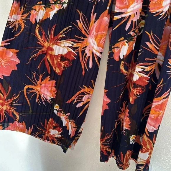 ❗️SOLD❗️⚡️Floral wide leg crop pants - Picture 3 of 3